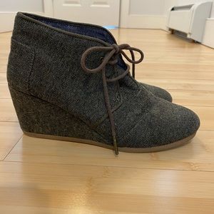 TOM’S platform shoes.